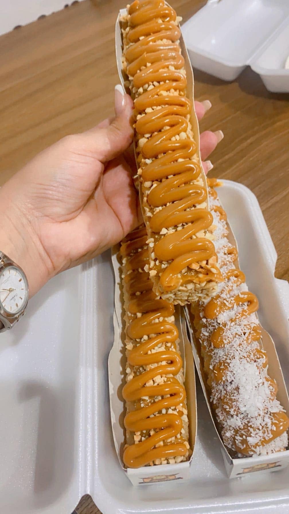 Churros com caramelo, amendoim e coco