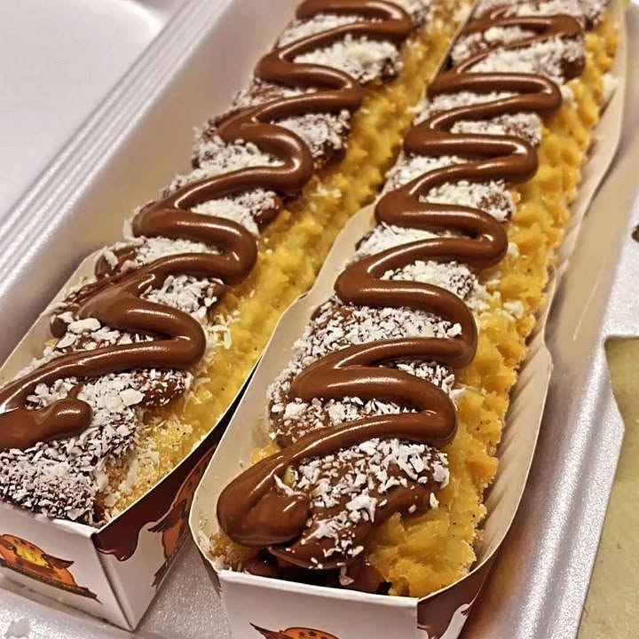 Churros com doce de leite e coco ralado