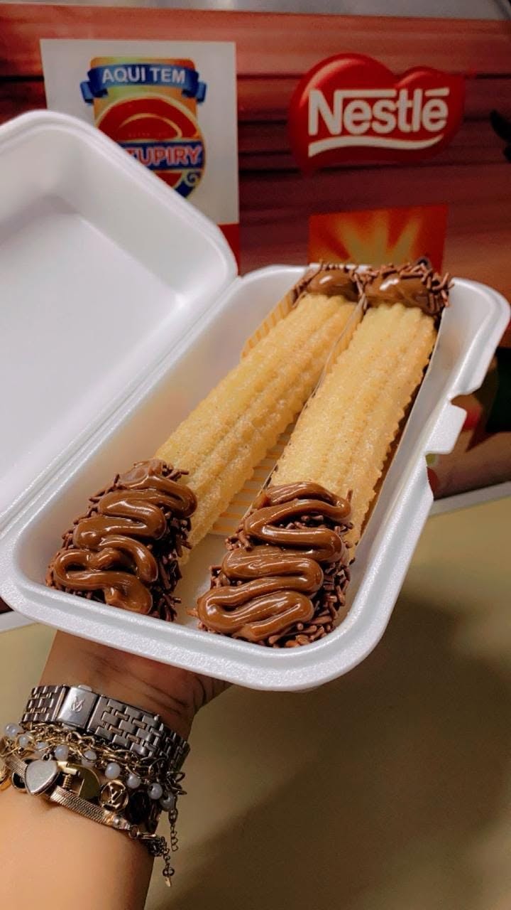 Churros recheado com doce de leite e granulado