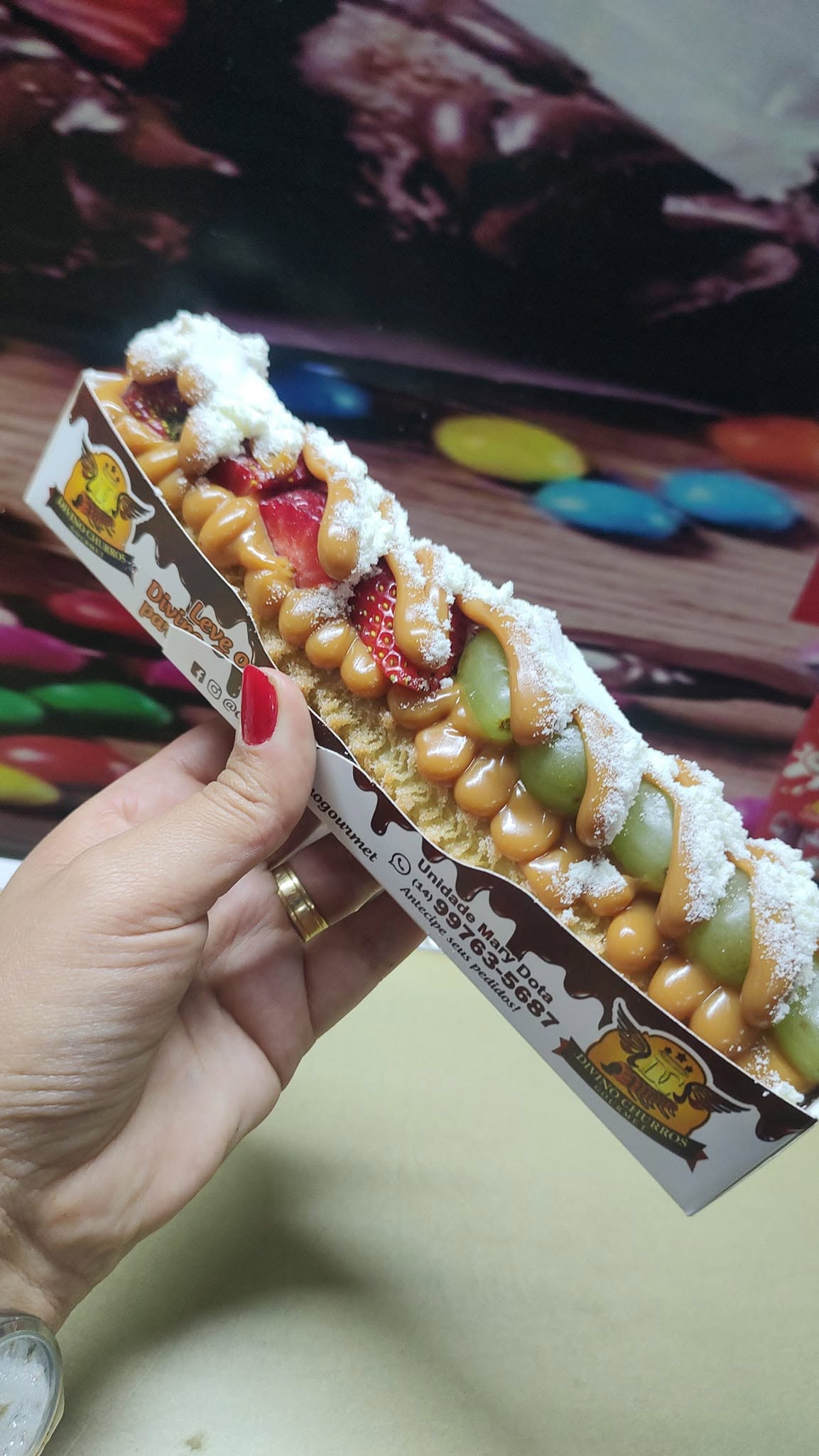 Churros com doce de leite, morangos e uvas