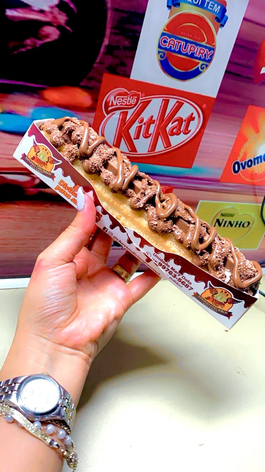 Churros coberto com chocolate e KitKat