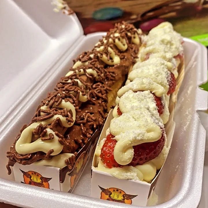 Churros com Nutella e churros com morango e chantilly